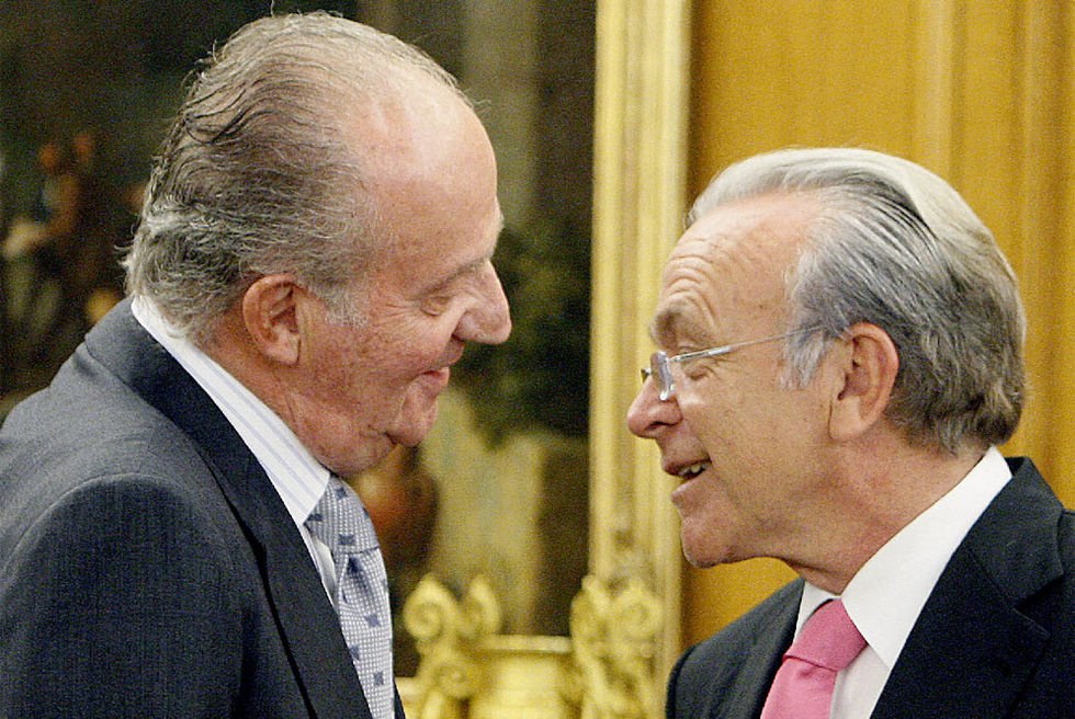 El rey Emértio Juan Carlos I saludando a Isidro Fainé